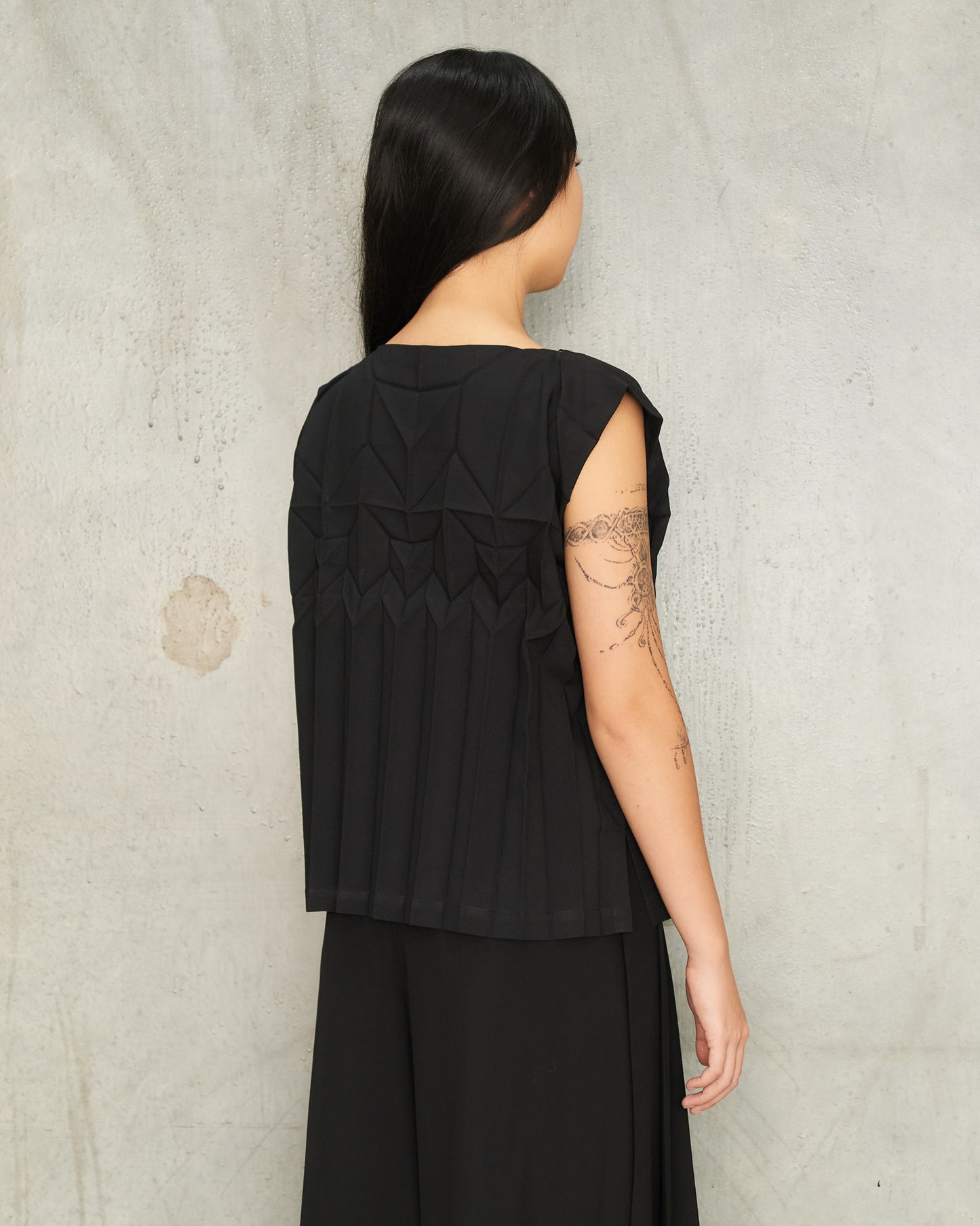 Black Sleeveless Cube Pleat Top