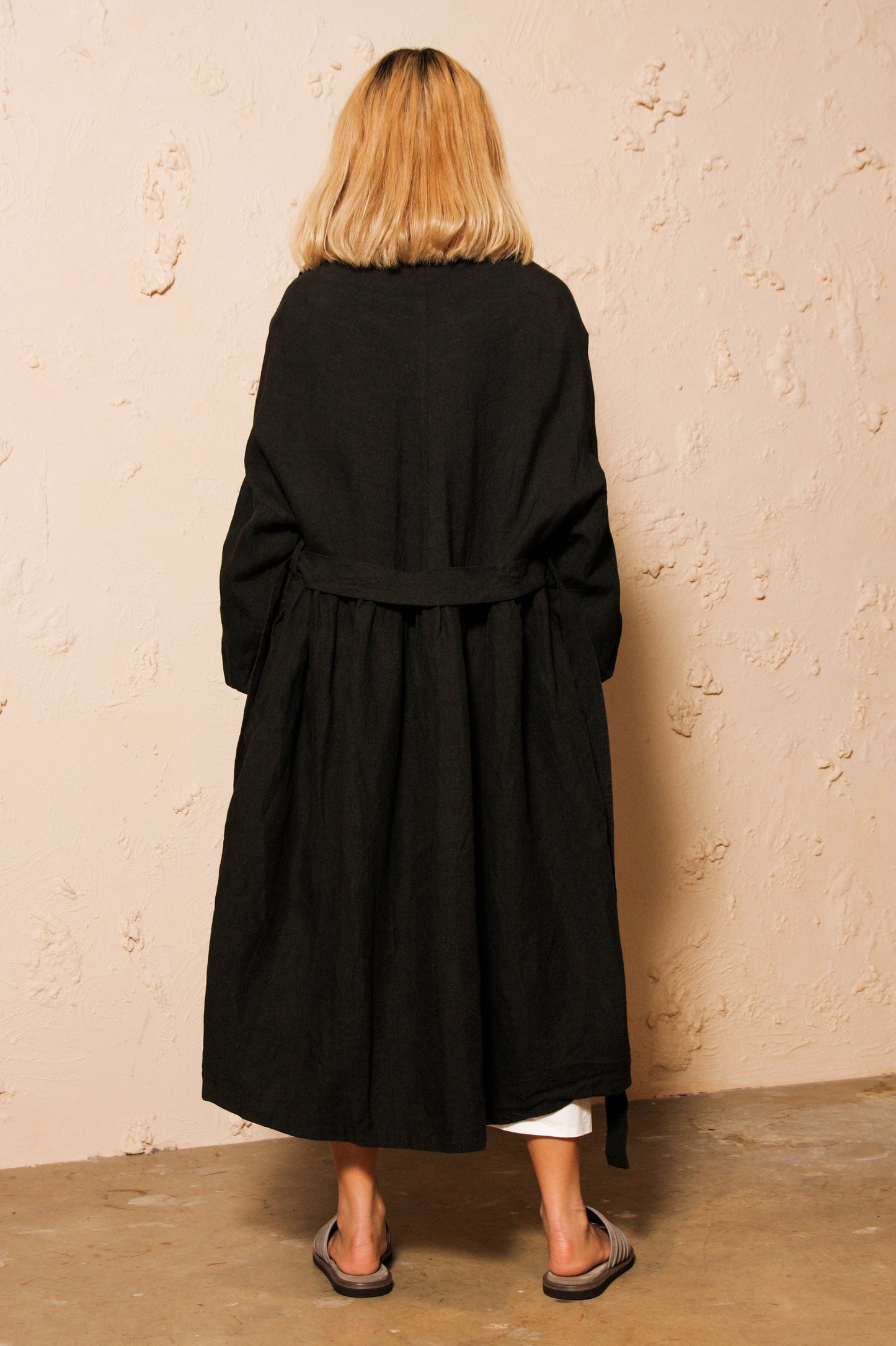 Linen Kotohiradaki Black Robe