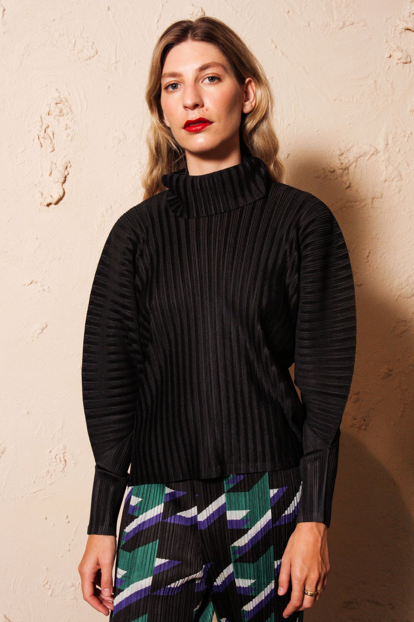 Rib Pleats Funnel Neck Top