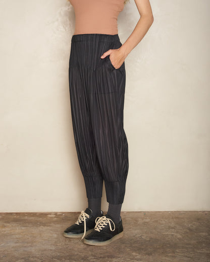 Black Loose Pleat Tapered Pant