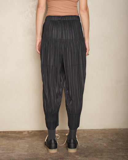 Black Loose Pleat Tapered Pant