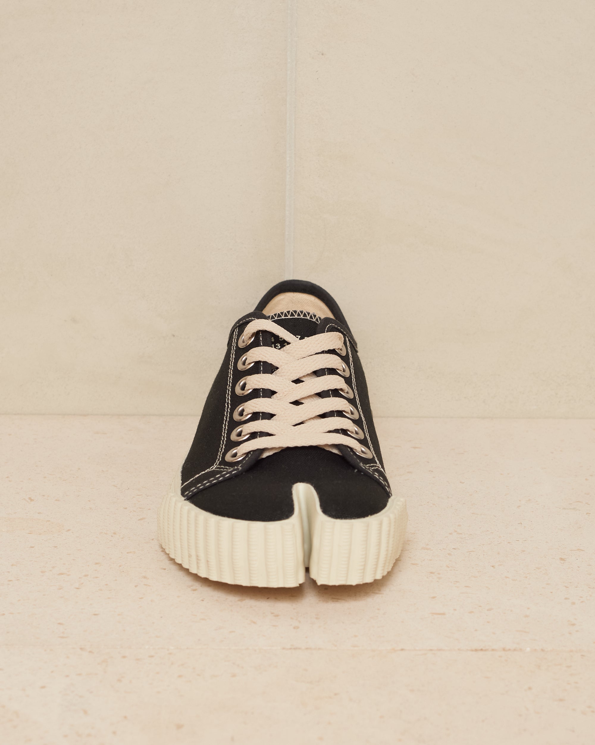 Maison Margiela Black Low Tabi Sneaker s38ws0185
