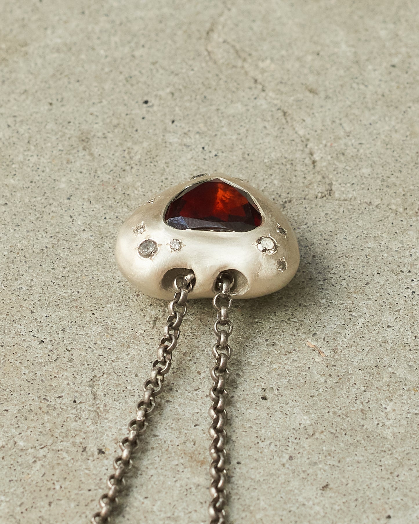 Pe Tender Love Garnet Necklace