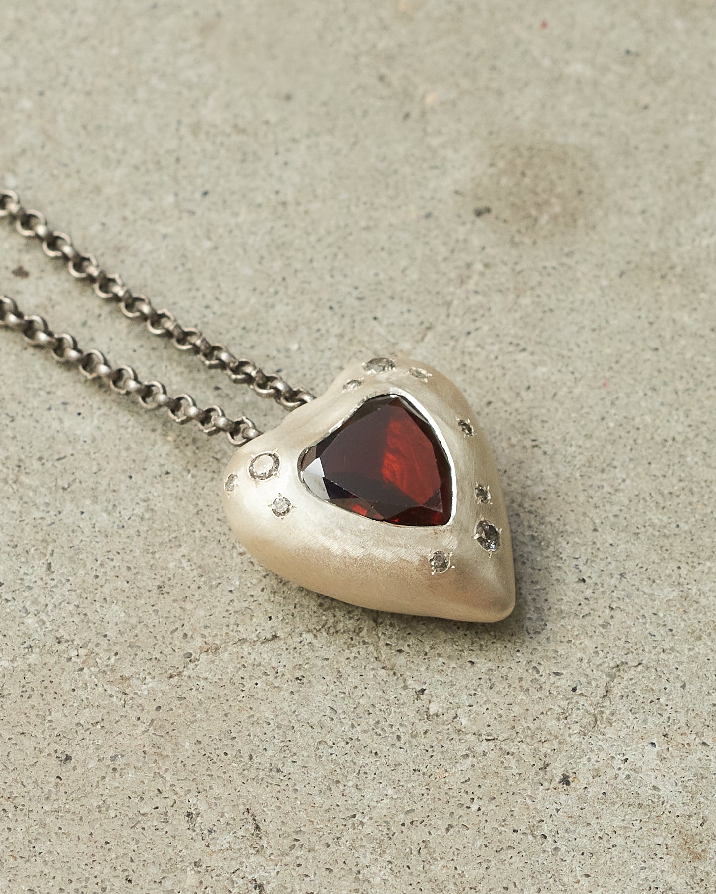 Pe Tender Love Garnet Necklace