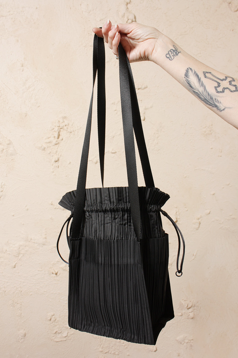 Pleated Drawstring Bag Black – Dilettante