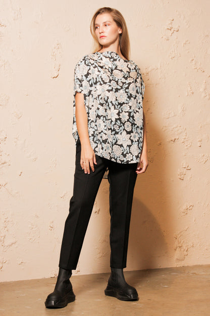 Tahu  Black Daisies Short Sleeve Top