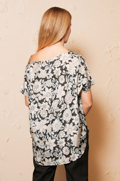 Tahu  Black Daisies Short Sleeve Top