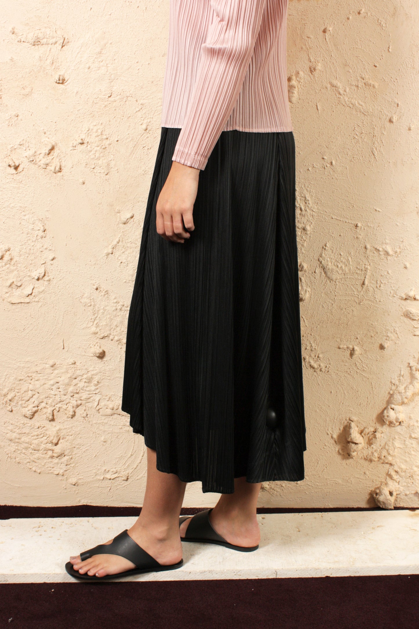 Sliced Pleated Skirt Black