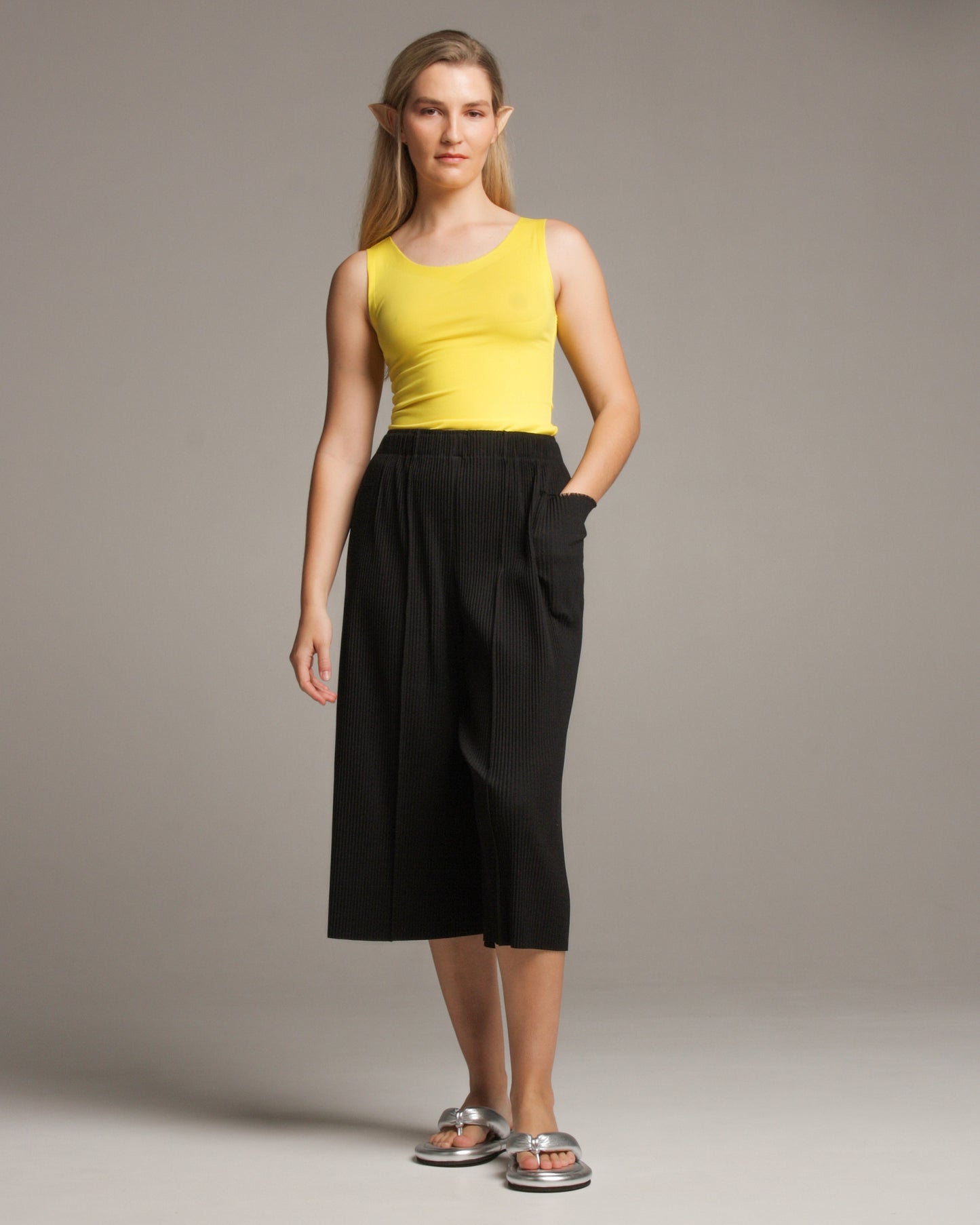 Wide Fine Knit Pleated Black Pant
