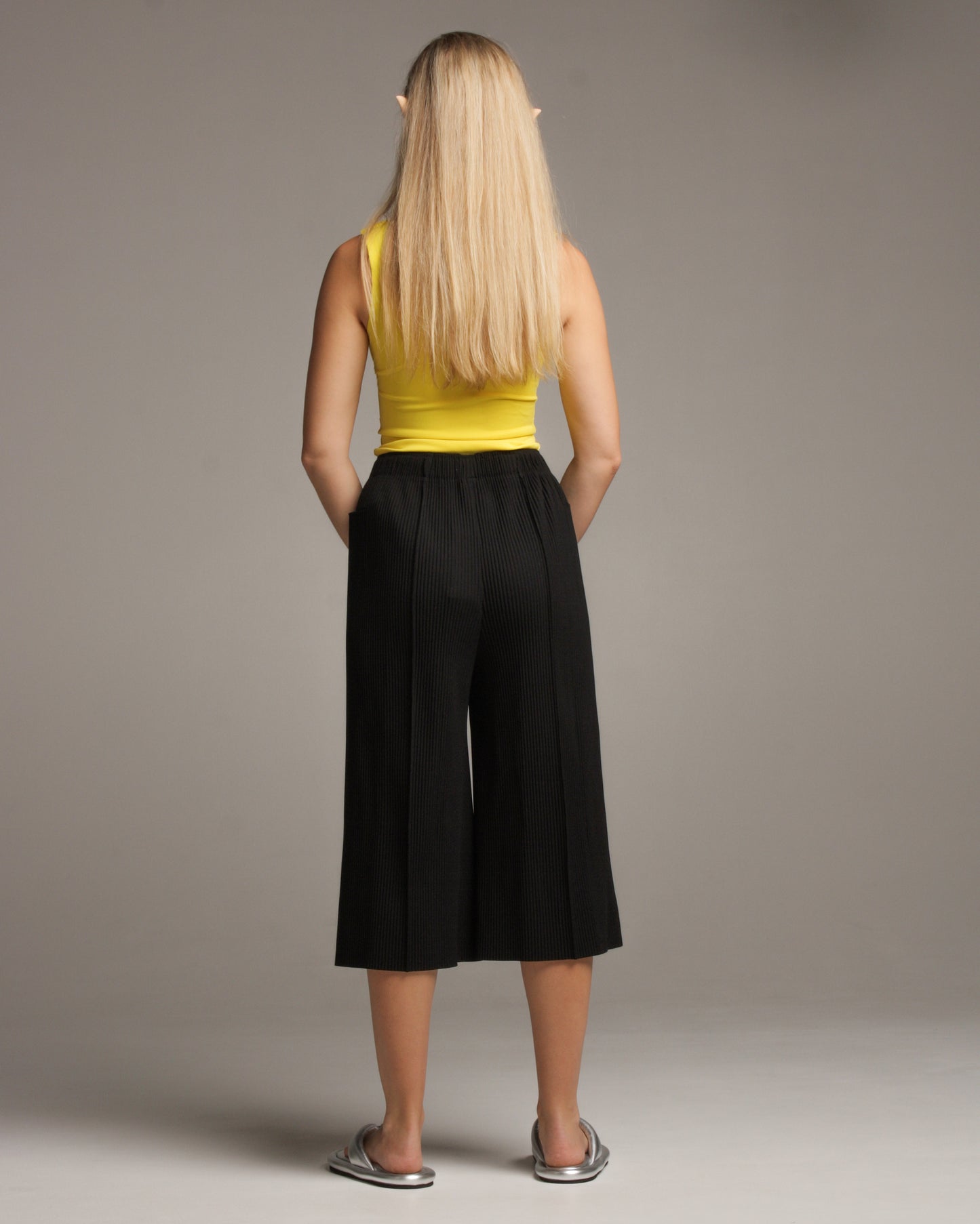 Wide Fine Knit Pleated Black Pant